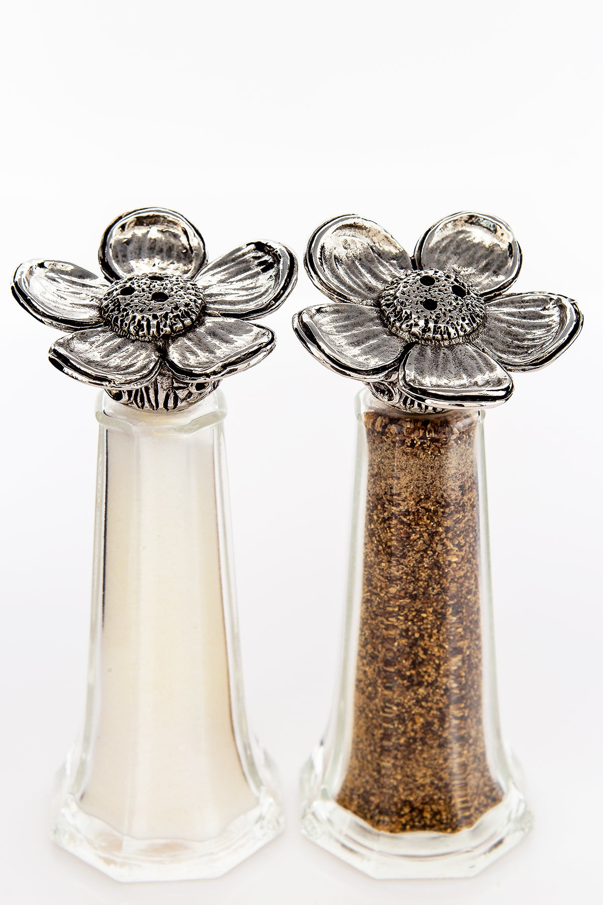 Daisy flower salt and pepper shaker set, handcrafted by German artist Thomas Leiblein. American pewter, made in the USA.